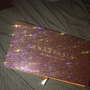 Anastasia Beverly hill volt set!